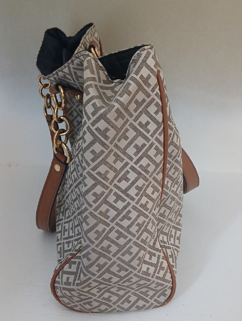 Tommy Hilfiger Women’s Tote Bag in Beige and Tan with Gold Accents - Picture 4 of 9